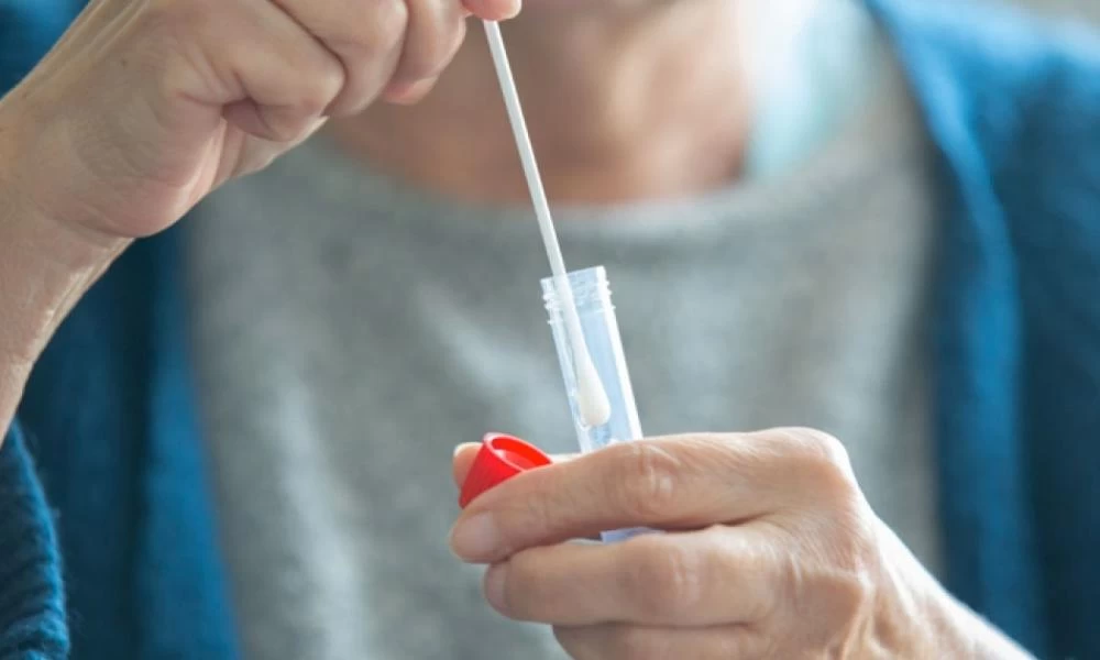 Βγήκε αρνητικός στο τεστ κορονοϊού και πανηγύρισε γυμνός
